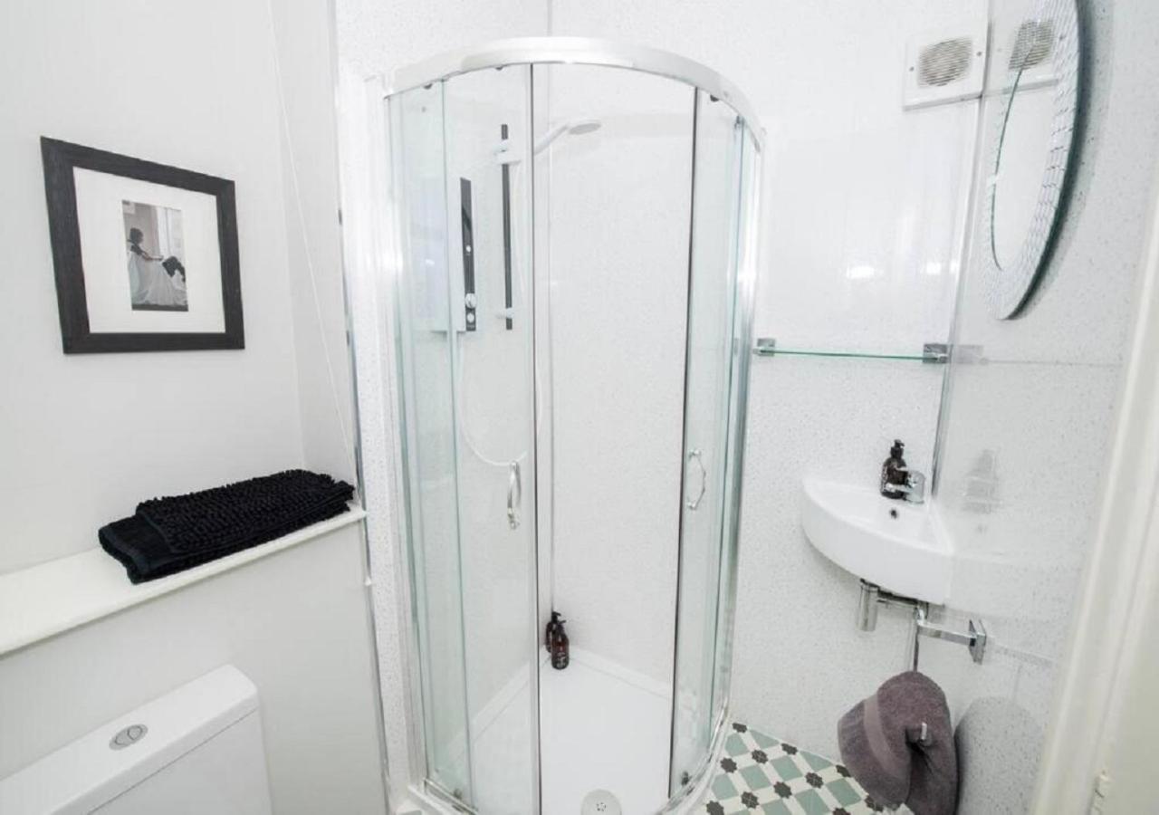 Sandmartin - Top Floor 3-Bed Apartment Sea Views & Parking سكرابورو المظهر الخارجي الصورة